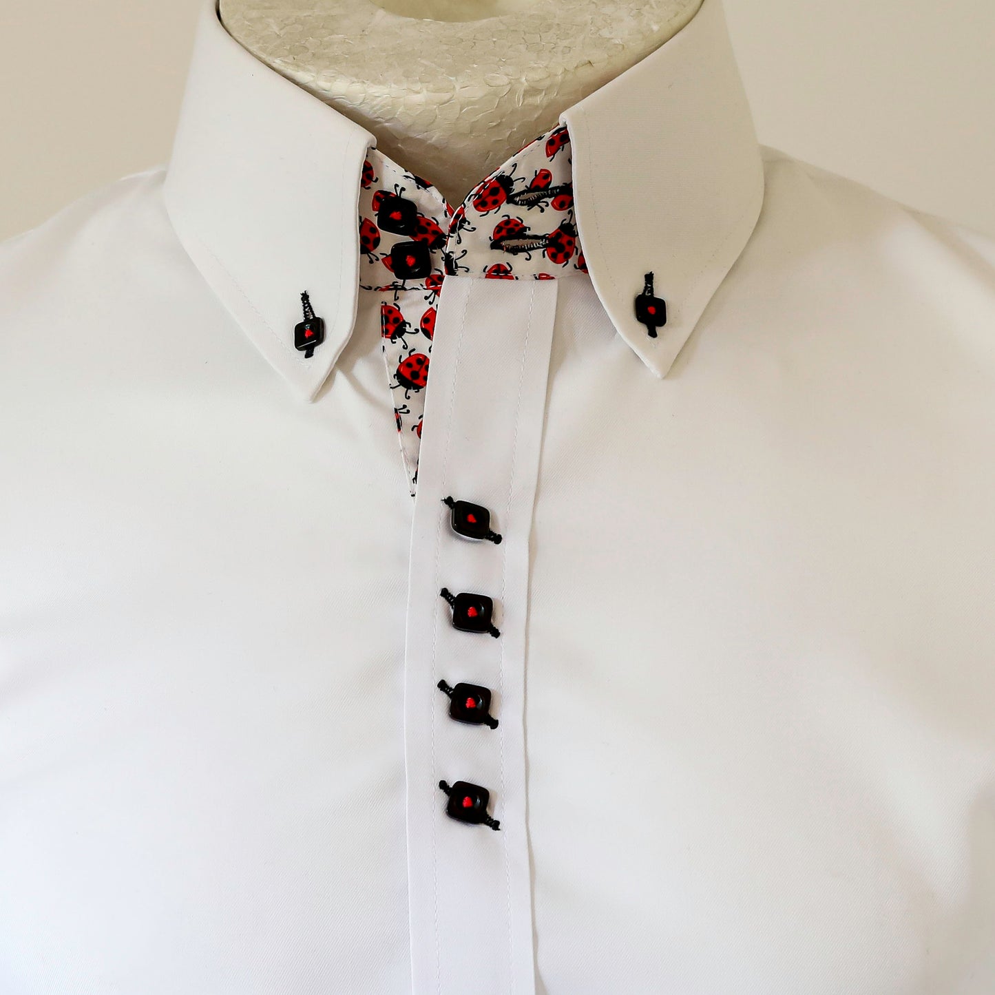 UNIQUE WHITE SHIRT WITH FLORAL TRIM